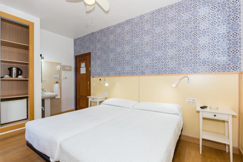 Hostal Guadalupe Torremolinos Exterior photo